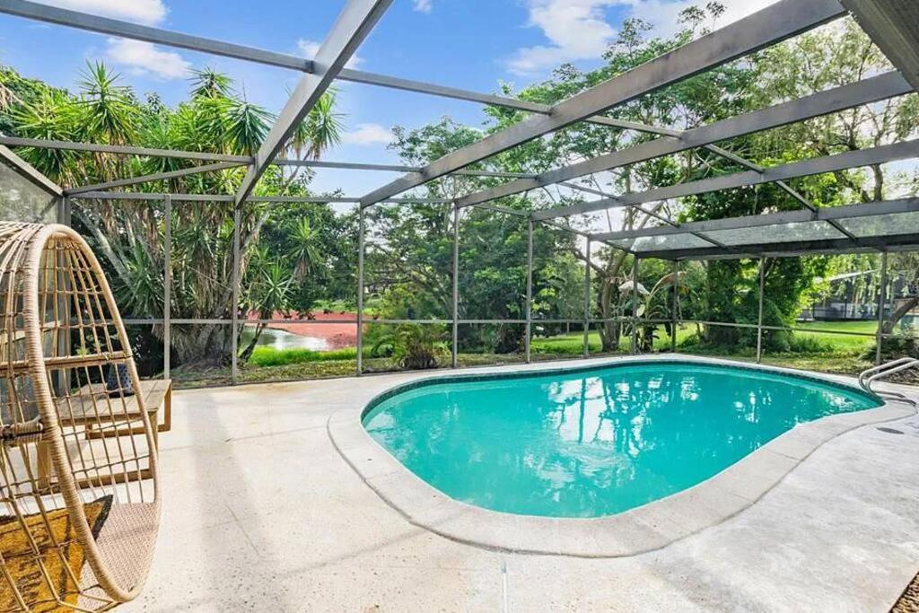 Cozy Lakefront Home W/ Pool -7 Mins From Legoland وينتر هافن المظهر الخارجي الصورة